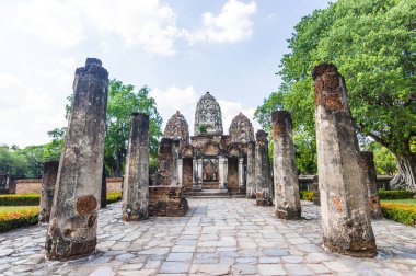Sukhothai A büyük Khmer stil tapınak Sukhothai içinde WAT Si Sawai (Sri Savaya). Sukhothai Historical Park büyük tapınakları. Sukhothai Tayland.