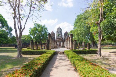 Sukhothai A büyük Khmer stil tapınak Sukhothai içinde WAT Si Sawai (Sri Savaya). Sukhothai Historical Park büyük tapınakları. Sukhothai Tayland.