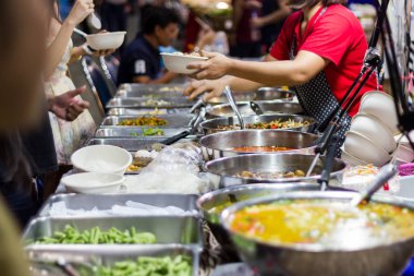 Tayland sokak yiyecekleri, Tayland yemekleri stili Tayland pazarı Bangkok 'ta pirinç ve köri..