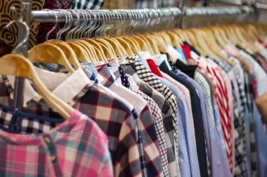 Erkek giysileri çok renkli askıları Tayland alışveriş merkezi alışveriş üzerinde   