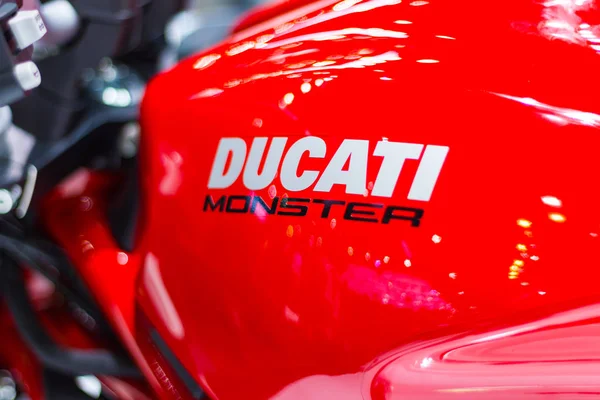 Nonthaburi Tailandia Abril 2017 Primer Plano Logo Ducati Motocicleta Roja —  Fotos de Stock