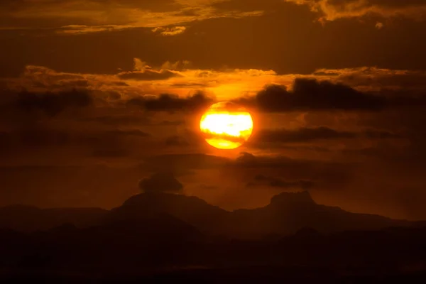 Valo Aamu Auringonnousu Sumu Luonnon Säteily Vuoristomaisemat Krabi Thailand — kuvapankkivalokuva