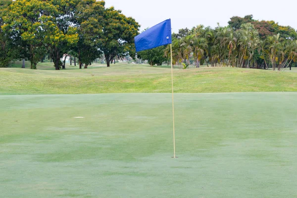 ゴルフ場の美しいゴルフ場で青い旗 — ストック写真