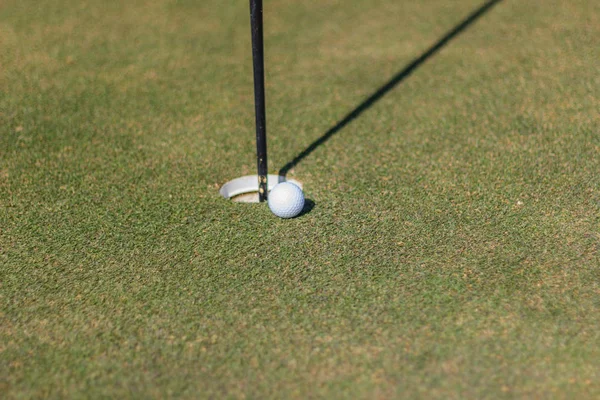 Golfball Auf Dem Grün Golfplatz — Stockfoto