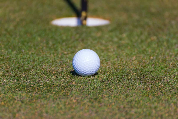 グリーン ゴルフ場のゴルフ ボール — ストック写真