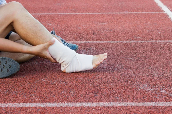 Erkek Atlet Sıkıştırma Bandaj Bir Futbolcu Spor Yaralanmaları Ayak Bileği — Stok fotoğraf