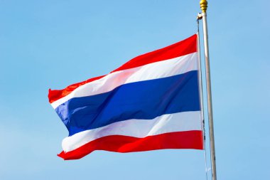 Tayland bayrağı mavi gökyüzü arka plan ile.