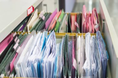 dosyaları belge dosya klasörleri yığınla iş ofiste iş kavramı tam kağıtları bir çekmecede asılı.