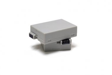 Beyaz arka plan üzerinde izole bir dijital fotoğraf makinesi şarj edilebilir pil