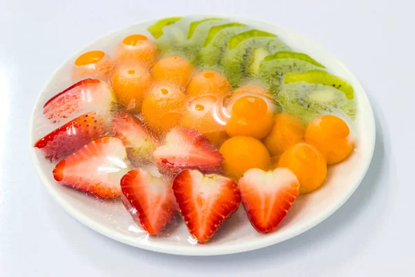 plastik ile sarılmış meyve beyaz arka plan üzerinde bir tablo koruma film.