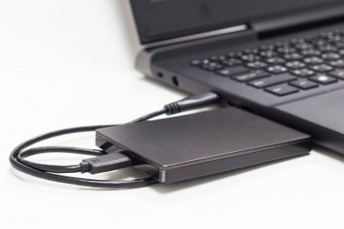 siyah dış sabit sürücüye bağlanmak için dizüstü bilgisayar izole beyaz arka plan 