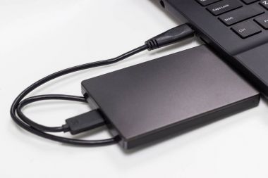 siyah dış sabit sürücüye bağlanmak için dizüstü bilgisayar izole beyaz arka plan 