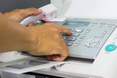 Erkekler bir faks makinesi ofiste kullanıyorsunuz. iş kavramı. 