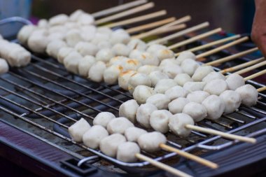 Tayland sokak yemekleri, ızgara domuz eti topları dökün ve lezzetli piyasada Bangkok Tayland