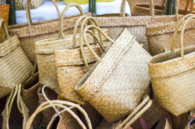 Yakın çekim topluluk ürünleri dokuma bir hasır sepet tarafından el yapımı, Tayland bir pazarda  