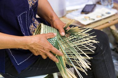 Köylüler Bangkok Tayland, Tayland el yapımı ürün communitys halkının günlük kullanım eşyaları için farklı formları içine örmeye bambu çizgili aldı.  