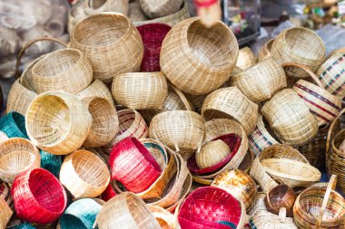 Yakın çekim topluluk ürünleri dokuma bir hasır sepet tarafından el yapımı, Tayland bir pazarda  