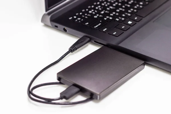 Schwarze Externe Festplatte Mit Laptop Computer Verbinden Isoliert Weißen Hintergrund — Stockfoto