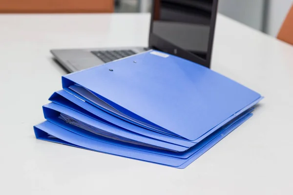 Файл Папки Документами Ноутбук Фону Білий Таблиці Зал Концепція Бізнесу — стокове фото