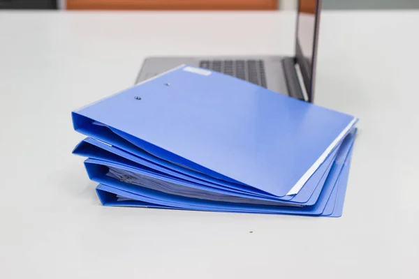 Aktenordner Mit Dokumenten Und Notizbuch Hintergrund Auf Weißem Tisch Besprechungsraum — Stockfoto