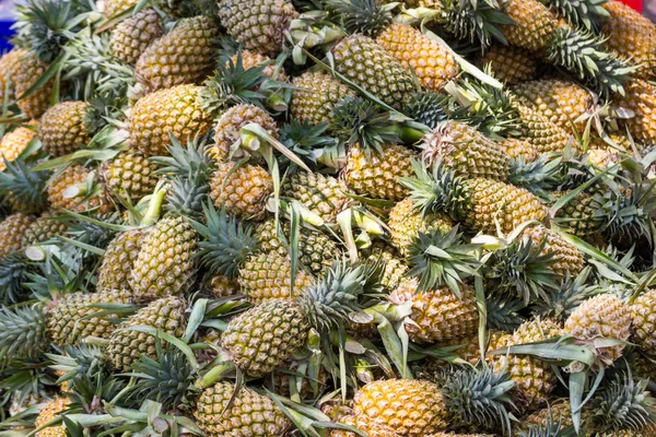 Closeup Spousta Ananasu Trhu Před Prodejem Bangkok Thajsko — Stock fotografie