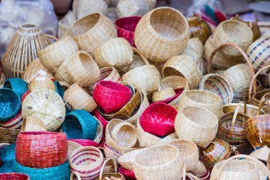Yakın çekim topluluk ürünleri dokuma bir hasır sepet tarafından el yapımı, Tayland bir pazarda  