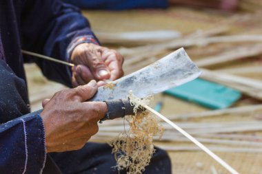 Eski el adam bambu kalemtıraş bir bıçak kullanıyor. Buluş kullanmak için.