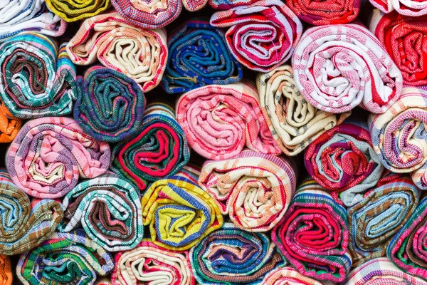 卷缠腰带 由泰国丝绸制成 格子织物缠腰带在泰国市场出售 — 图库照片