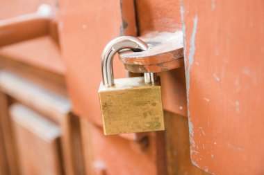 Yakın çekim asma kilit kapı ahşap kapı kilidi evde için 