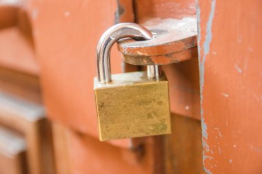 Yakın çekim asma kilit kapı ahşap kapı kilidi evde için 