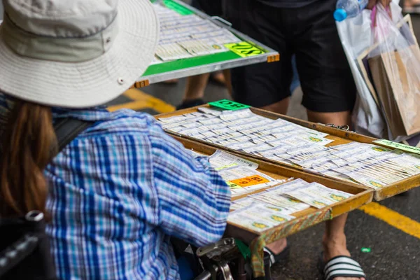 泰国曼谷街头市场上 女孩坐轮椅 卖政府彩票 — 图库照片