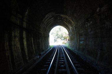 Tünelin sonunda bir ışık demiryolu tüneli. Konum: Lamphun il Tayland