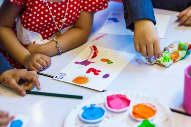 suluboya ve Beyaz ahşap masa üzerinde bir fırça.