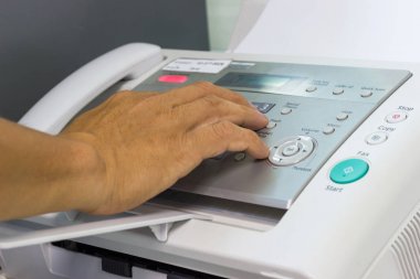 Kolum office iş kavramı içinde bir faks makinesi gönder kağıt kullanıyorsanız 