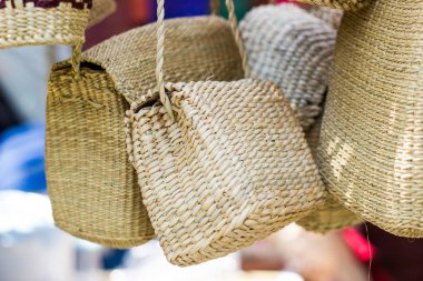 Ürün dokuma bir hasır sepet tarafından el yapımı, ürün aile sektöründe çalışmak. Satılık Tayland bir pazarda  