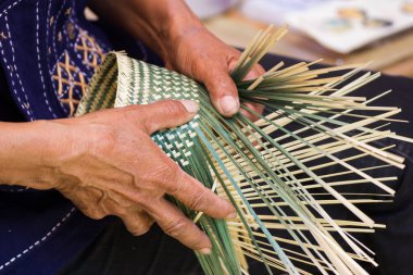 Köylüler Bangkok Tayland, Tayland el yapımı ürün communitys halkının günlük kullanım eşyaları için farklı formları içine örmeye bambu çizgili aldı.  