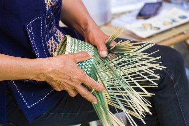 Köylüler Bangkok Tayland, Tayland el yapımı ürün communitys halkının günlük kullanım eşyaları için farklı formları içine örmeye bambu çizgili aldı.  