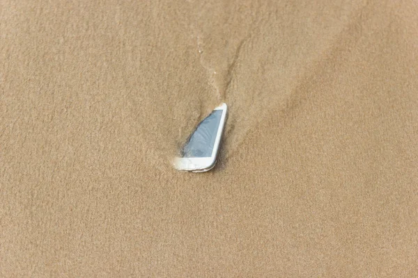 Mobilní Telefon Vznášel Moři Pláž — Stock fotografie