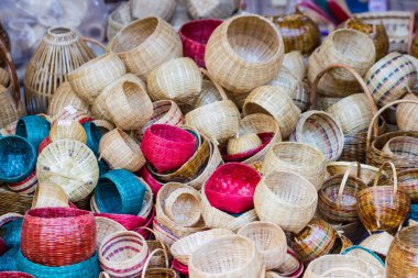 Yakın çekim topluluk ürünleri dokuma bir hasır sepet tarafından el yapımı, Tayland bir pazarda  