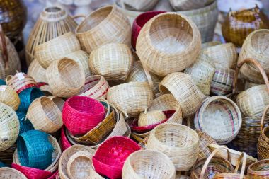 Yakın çekim topluluk ürünleri dokuma bir hasır sepet tarafından el yapımı, Tayland bir pazarda  
