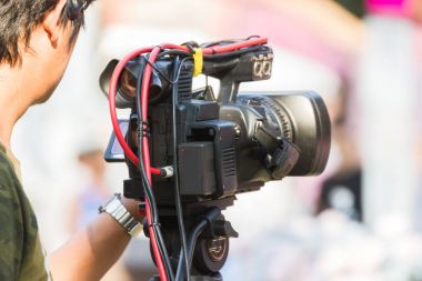 Kameranın canlı ve kayıt video açık Bangkok Tayland at bir olaya kapsayan bir profesyonel kamera adam tarafından kontrol edilir.