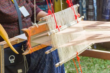 Yaşlı kadınlar ev yapımı ipek ya da tekstil üretimi Tayland için - ev tezgah dokuma - makine kullanıyorsanız 