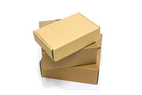 Posta Tesliminde Beyaz Bir Arka Plan Üzerinde Izole Kahverengi Karton — Stok fotoğraf