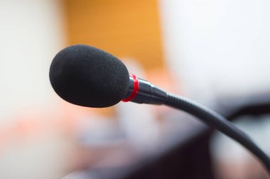 sunu ve eğitim semineri için konferans odasında bir mikrofon kapatın