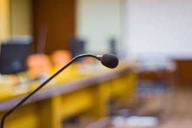 mikrofon sunu ve eğitim semineri için konferans odasında kapatın