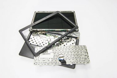 Dizüstü eski izole beyaz arka plan ile bozuk kırık 