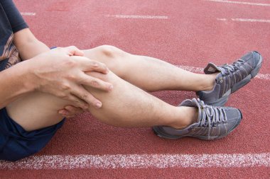 Stadyumda tendon diz eklem problemleri adamın bacak egzersiz.  