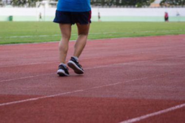Bulanık - kırmızı koşu parkuru Stadyumu ve arka plan sporcularda fitness veya rekabet - iyi bir sağlık için egzersiz için pratik