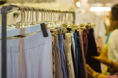 Kadın Giyim Askıları Bangkok Tayland pazarında Satılık üzerinde  