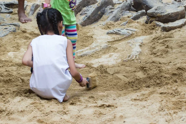 Gyerekek Tanulnak Dinoszaurusz Maradvány Excavating Dinoszaurusz Fosszíliák Szimuláció Parkban — Stock Fotó